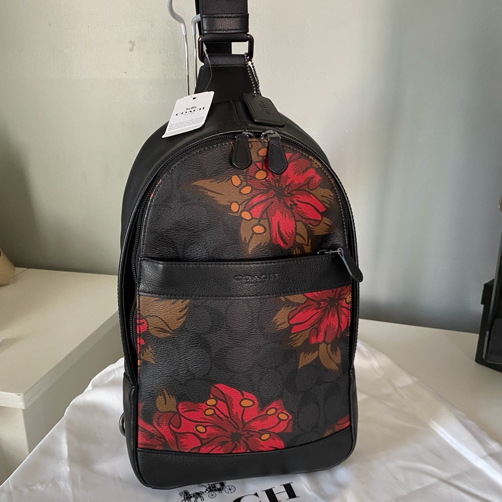 COACH CHARLES PACK IN SIGNATURE WITH HAWAIIAN LILY PRINT